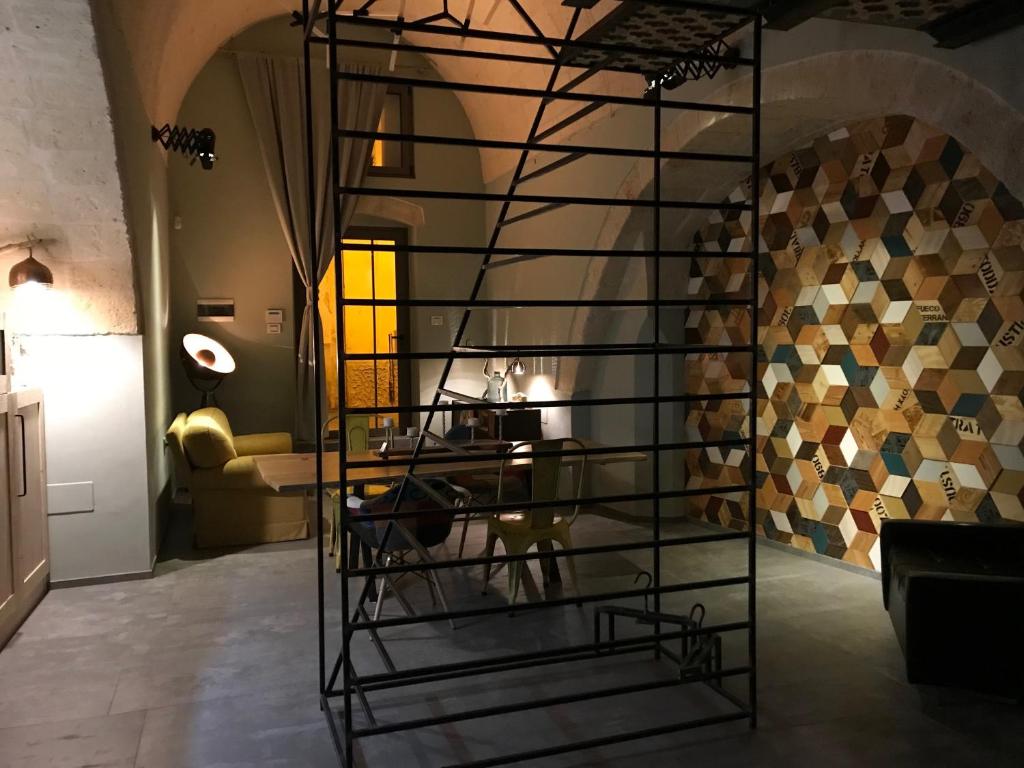 圣维托诺曼La Stratodda Dimora Loft Mare Bandiera Blu 2023的一间设有桌子的房间和一间带墙壁的房间