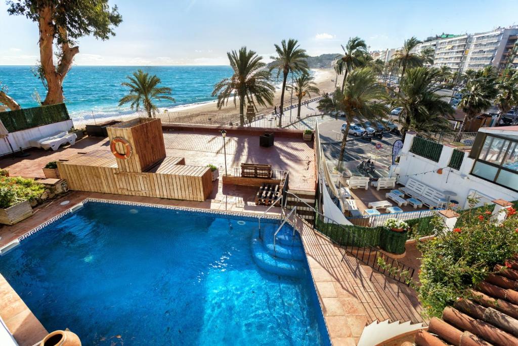 罗列特海岸Villa Sa Caleta的享有游泳池和海滩的上方景色