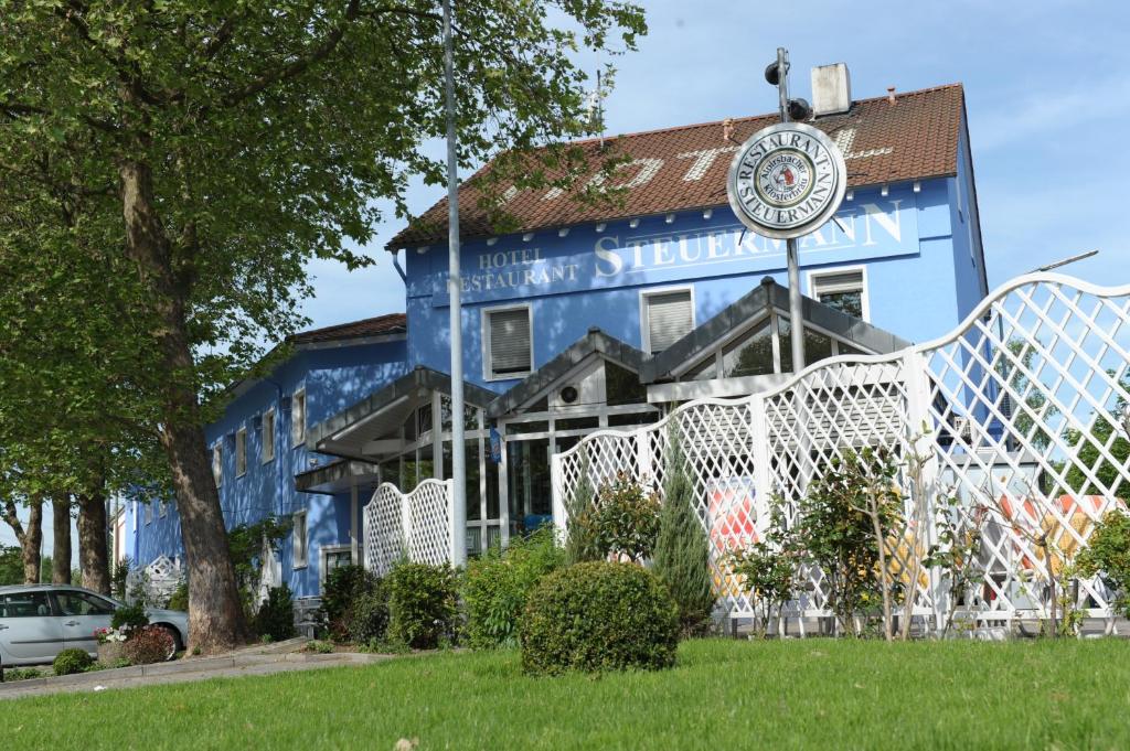 卡尔斯鲁厄斯图尔曼酒店-餐厅的蓝色的建筑,上面有钟