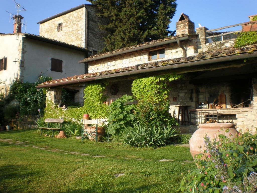 基安蒂格雷夫Agriturismo Podere Torre的一座古老的石屋,旁边是常春藤