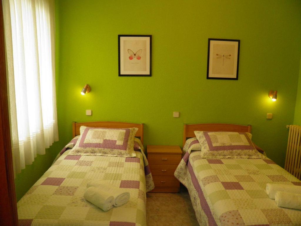 马德里安吉丽纳旅馆的绿墙客房内的两张床