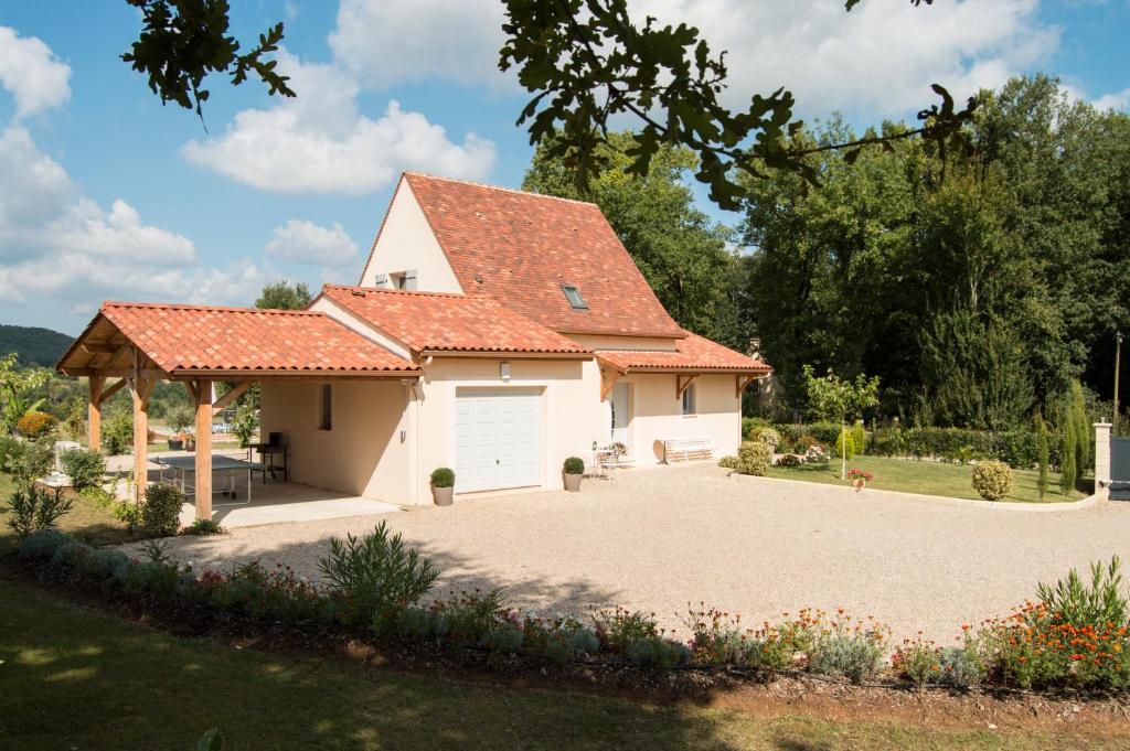 卡斯泰尔诺拉沙佩尔Villa idéale pour 6 vacanciers en Périgord noir的白色的房子,有红色的屋顶和车道