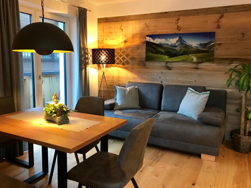 阿尔滕马克特蓬高Appartementhaus Mountain Room的客厅配有沙发和桌子