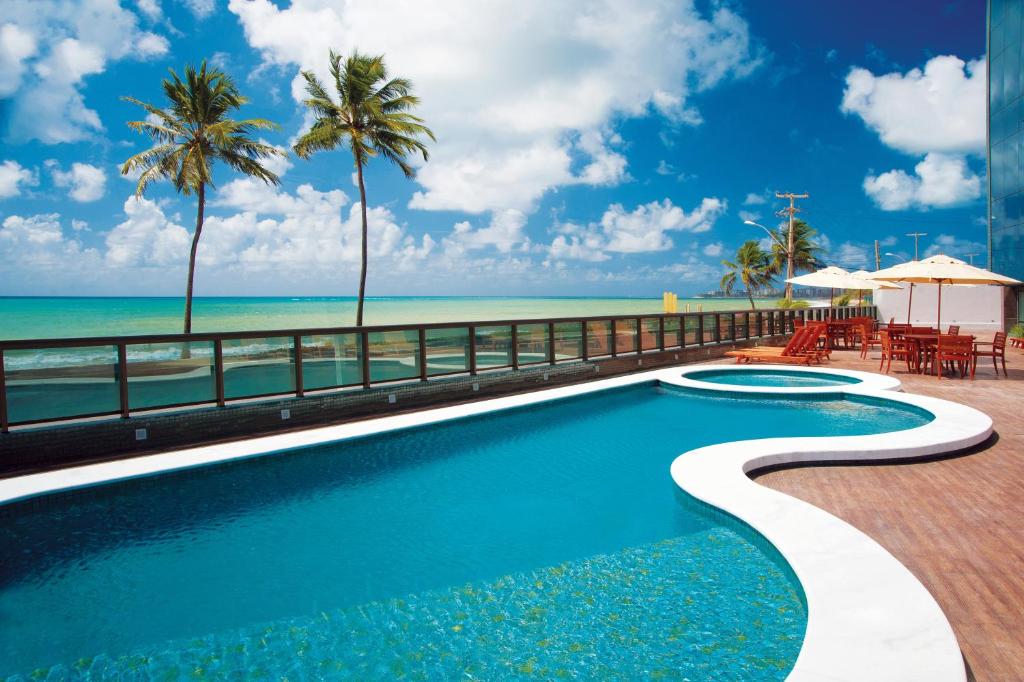 马塞约里兹家庭服务套房酒店的享有海滩景致的游泳池