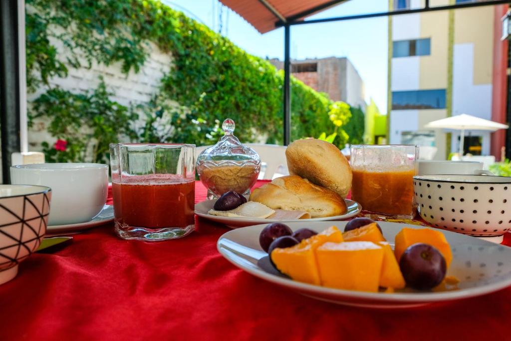 阿雷基帕Casa Baraquel的一张桌子,上面放着一盘食物和两杯果汁