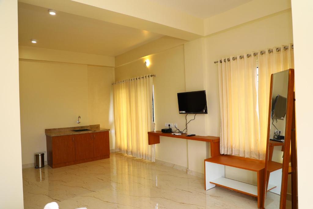 马迪凯里Lali Petals的客厅配有平面电视和电视。