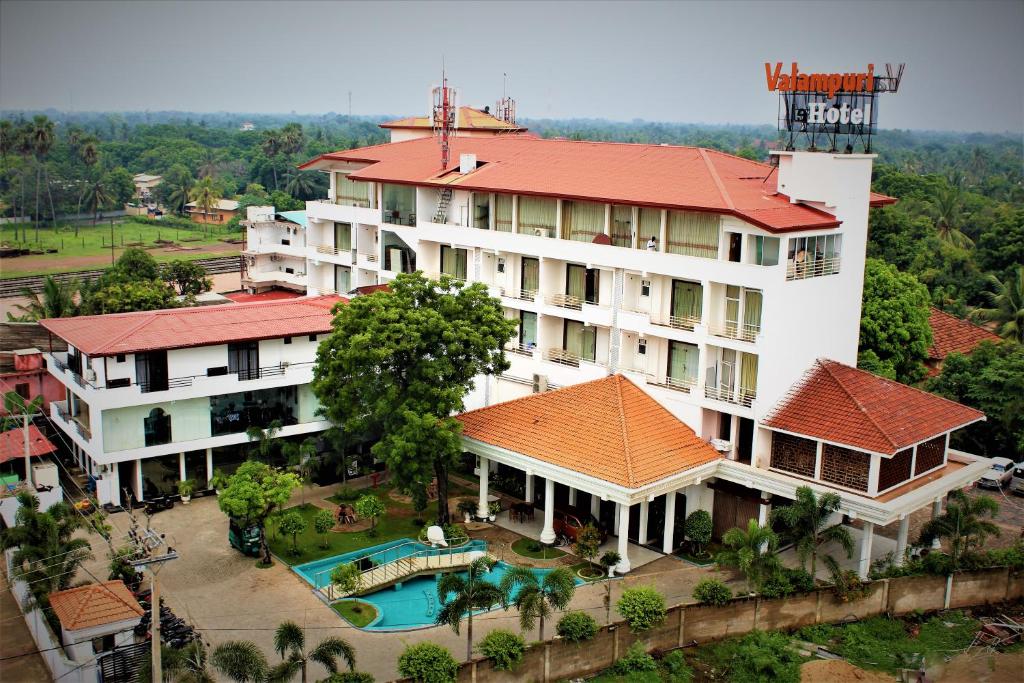 贾夫纳瓦拉姆普利酒店的享有酒店空中美景,设有游泳池
