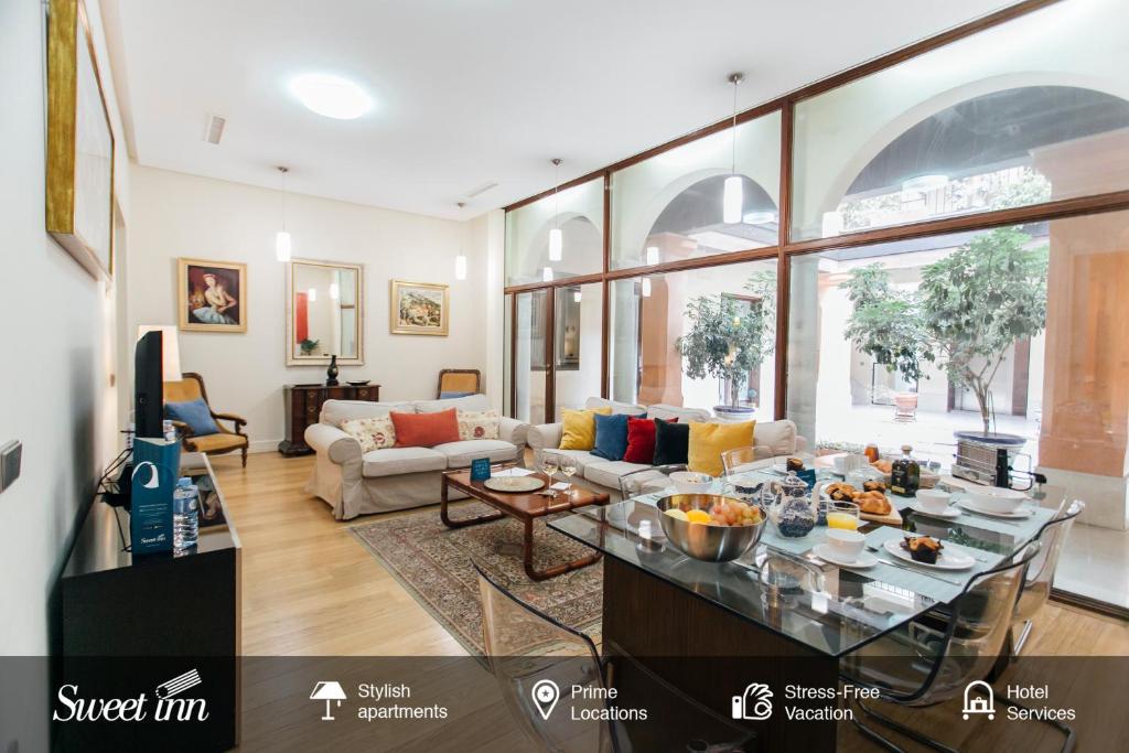 塞维利亚Alameda de Hercules Apartment的客厅配有沙发和桌子