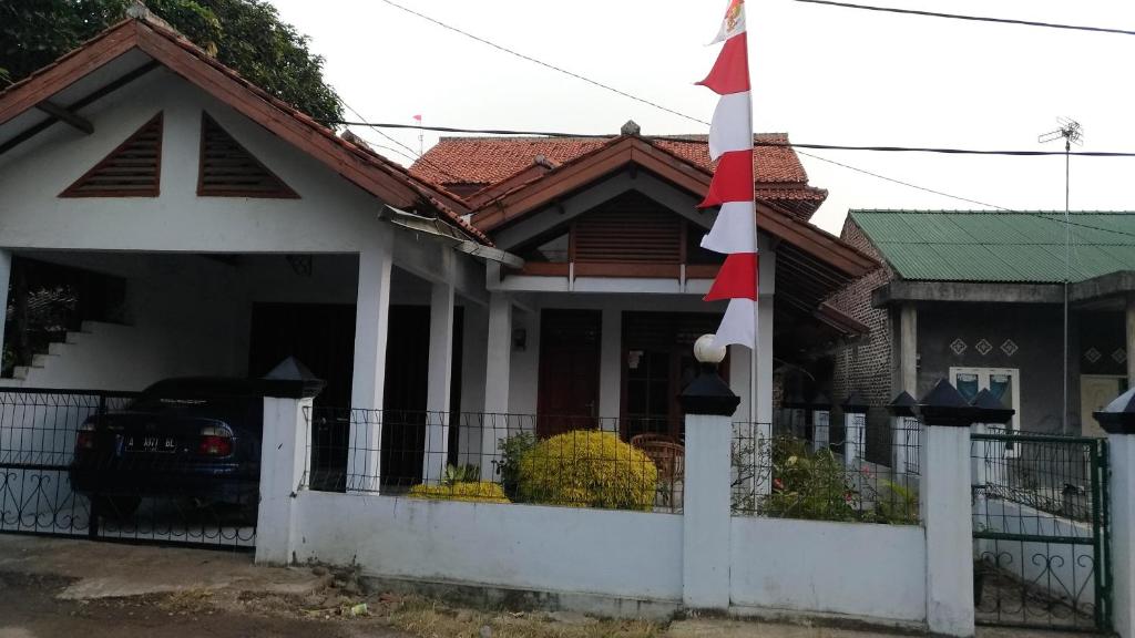 CinangkaWisma Sayura Syariah的前面有圣诞旗的房子