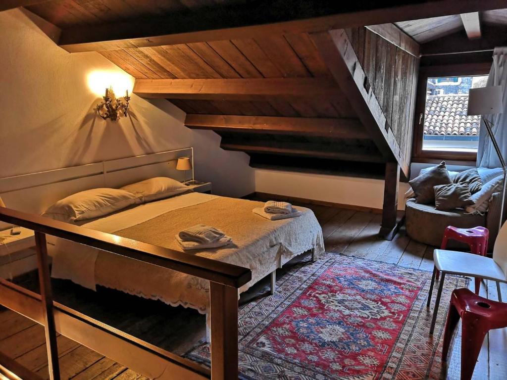威尼斯CASTELLO FIRST的一间带大床和楼梯的卧室