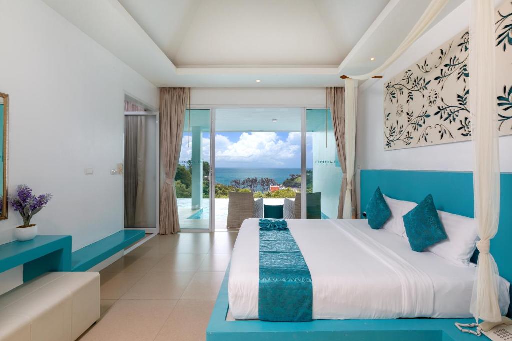 卡马拉海滩Amala Grand Bleu Resort Hilltops - SHA的一间卧室配有一张床,享有海景