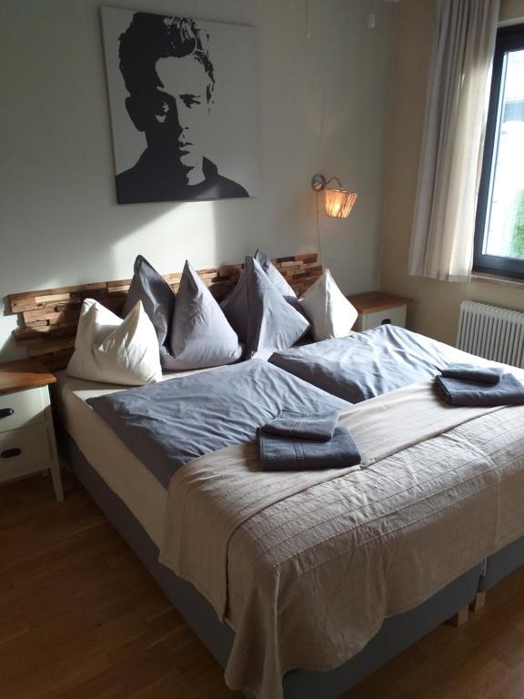 巴德哥依斯恩哈奈特尔公寓酒店的一间卧室配有一张大床和毛巾