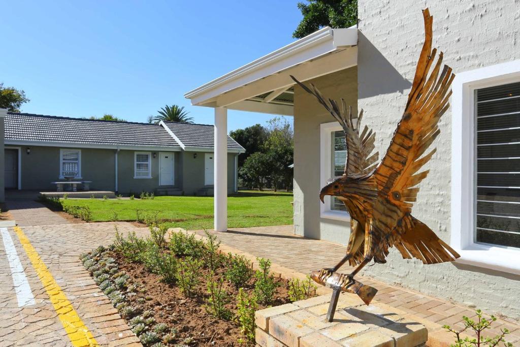 HoneydewEagle Cove的一座房子前面的金属鸟雕像