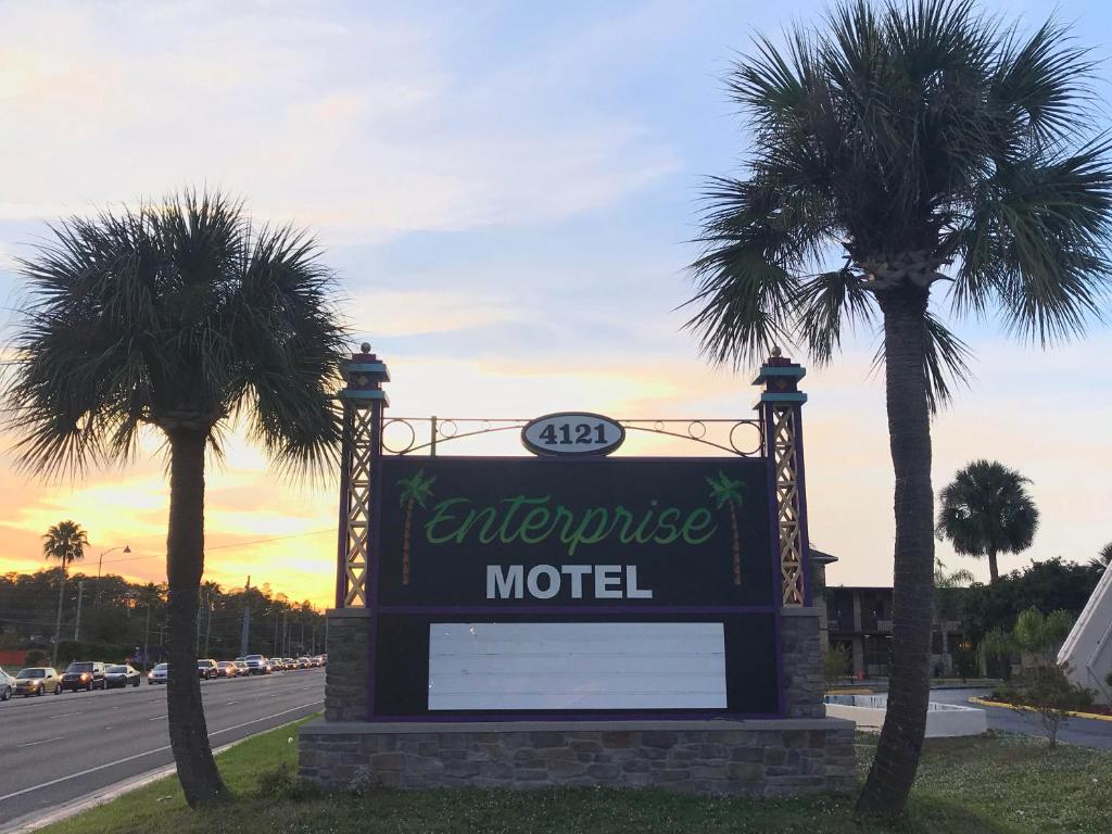 基西米企业汽车旅馆的两棵棕榈树的汽车旅馆标志