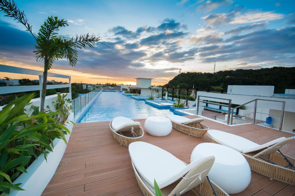 长滩岛费拉酒店和花园套房的一个带躺椅的屋顶甲板和一个游泳池