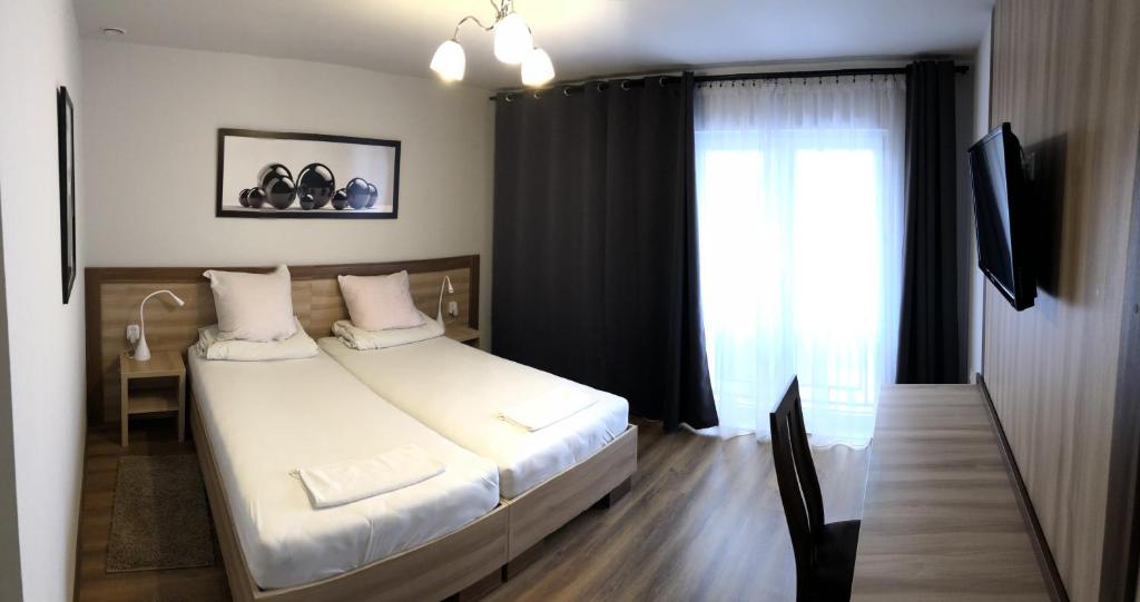 莱吉奥诺沃Hotel Restauracja Prezydencka的酒店客房设有床和窗户。
