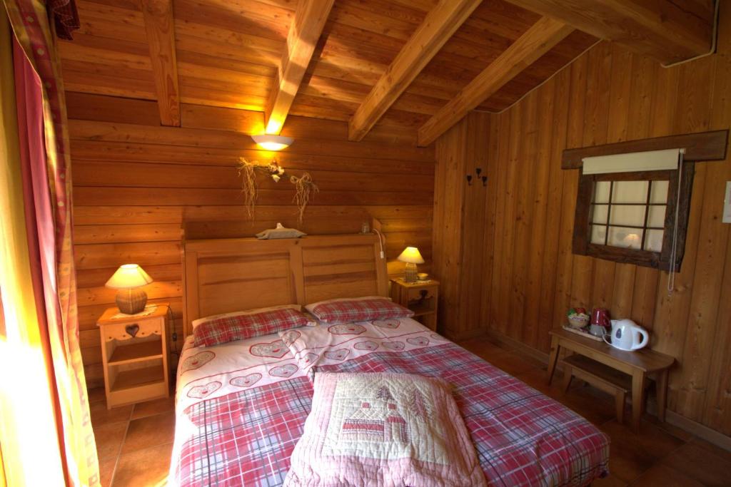 OllomontLa Grandze de François的小木屋内一间卧室,配有一张床