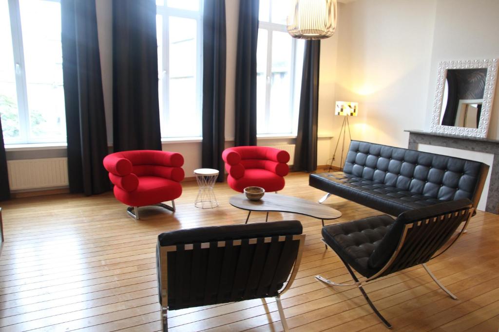 根特Hoogpoort Residence George的带沙发和红色椅子的客厅