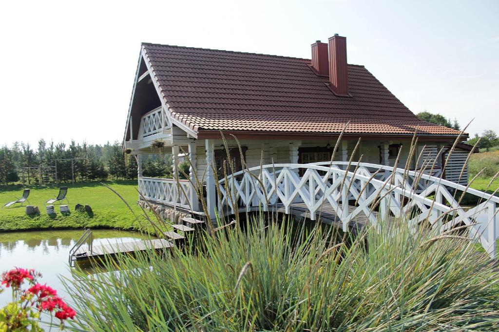 MickūnaiSodyba pas Olgą的一座小房子,在池塘上建桥