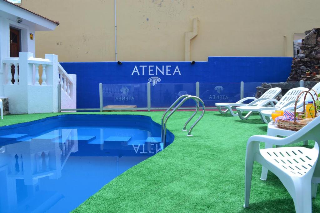 维拉卡洛斯帕兹Atenea的蓝色墙壁旁的绿色草地游泳池