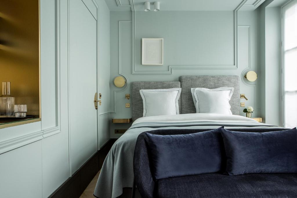 巴黎Maison Armance - Esprit de France的卧室配有带白色枕头的大床