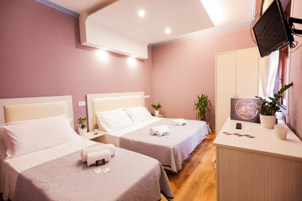 佛罗伦萨帕格尼尼酒店的酒店客房设有两张床和电视。