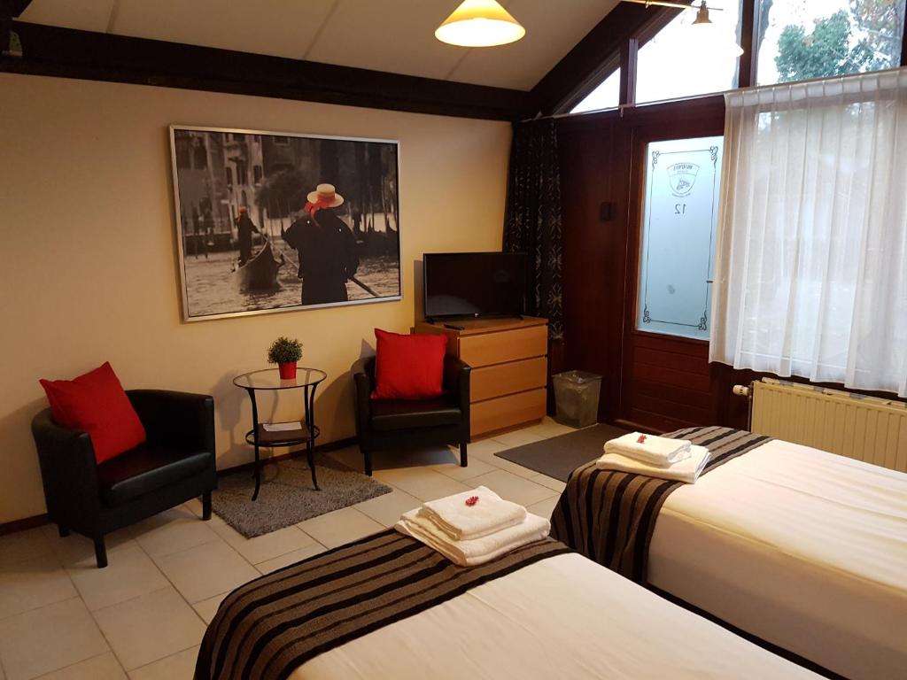 东福尔讷东福尔讷汽车旅馆的酒店客房配有2张床、2把椅子和电视