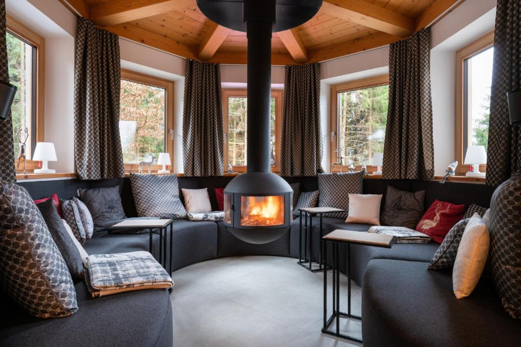 瓦格赖恩Designferienhaus Luxus Bergchalet XXL Ski In-Out Snow Space Wagrain Flachau的带沙发和壁炉的客厅
