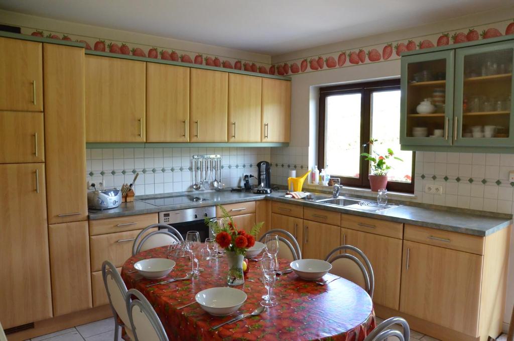 特鲁瓦蓬紫罗兰度假屋酒店的厨房配有桌椅和水槽