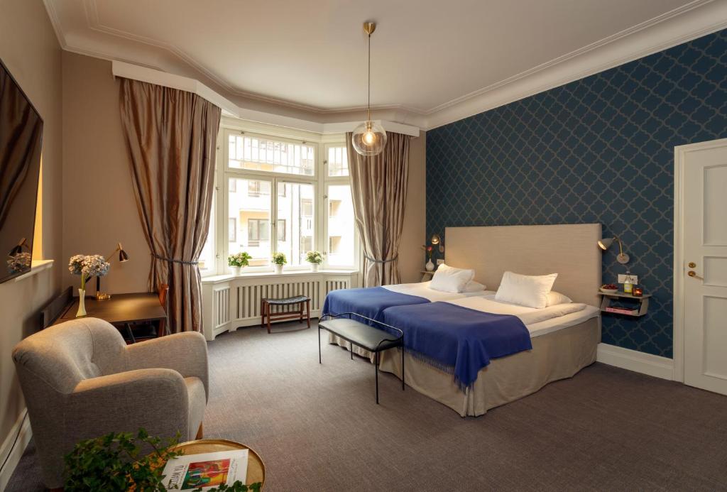斯德哥尔摩帕尔兰酒店的配有一张床和一把椅子的酒店客房