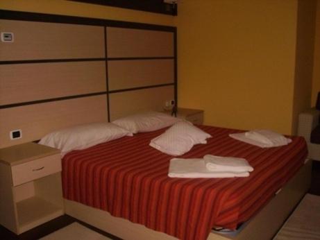 Carlazzo索利塔利亚酒店的一间卧室配有一张床,上面有两条毛巾