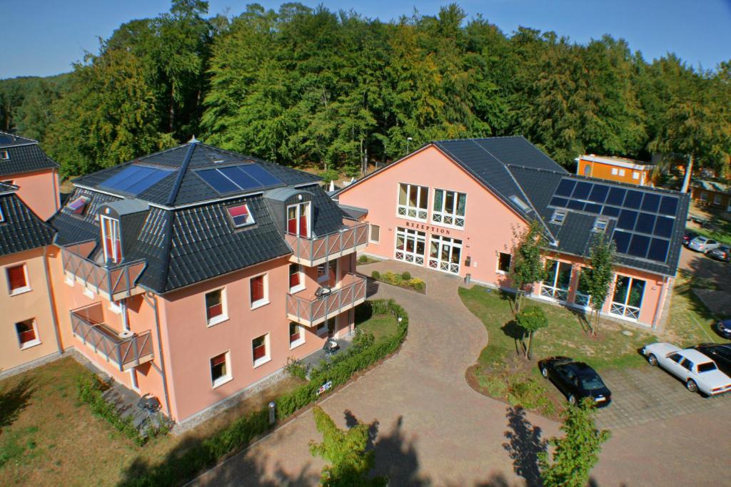 于克里茨DAS HUDEWALD Hotel & Resort的享有带太阳能电池板的房子的空中景致