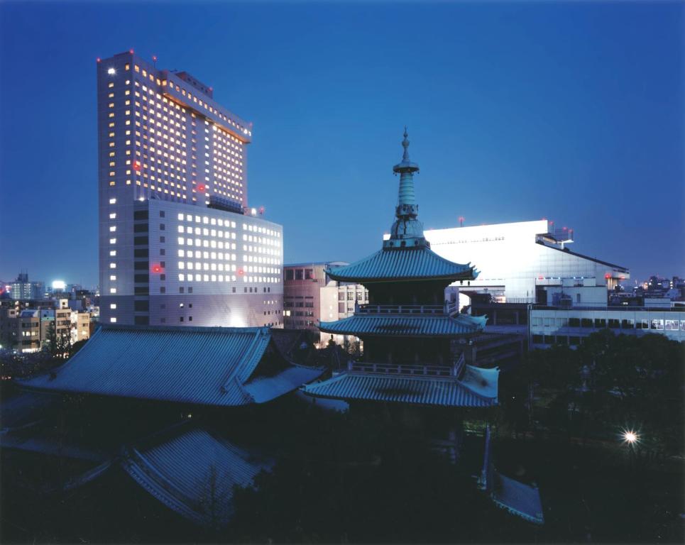 东京两国东京第一酒店的一座在城市中建有塔楼的建筑