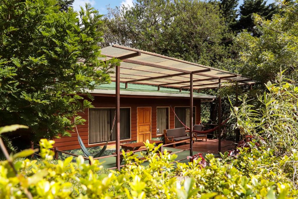 蒙泰韦尔德哥斯达黎加Los Pinos Cabins & Reserve的小屋设有1个带凉亭的甲板