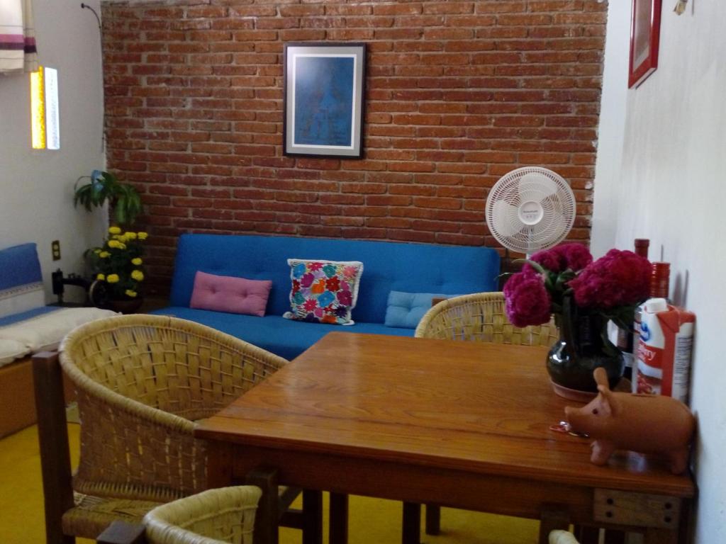 瓦哈卡市Casa Mixteca Santo Domingo Oaxaca的一间带桌椅和沙发的用餐室