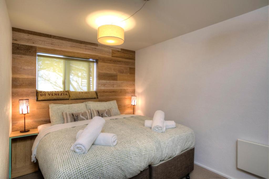 福尔斯克里克Les Chalets 20的卧室配有带白色枕头的大床