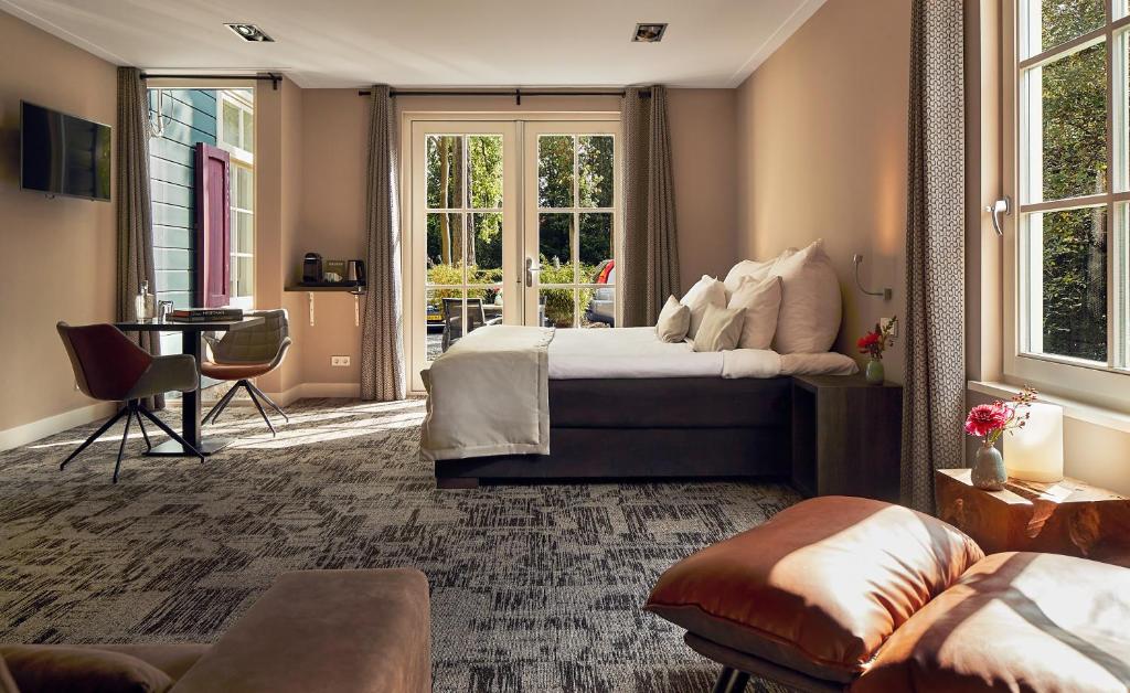 佐伊杜比斯特贝姆斯特城堡度假酒店的一间卧室配有一张床、一张桌子和一张沙发