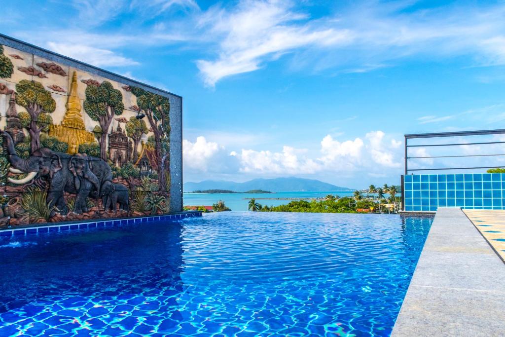 班拉克海滩Celebrity Ocean View Villa Samui的一座建筑的一侧,设有一座带壁画的游泳池