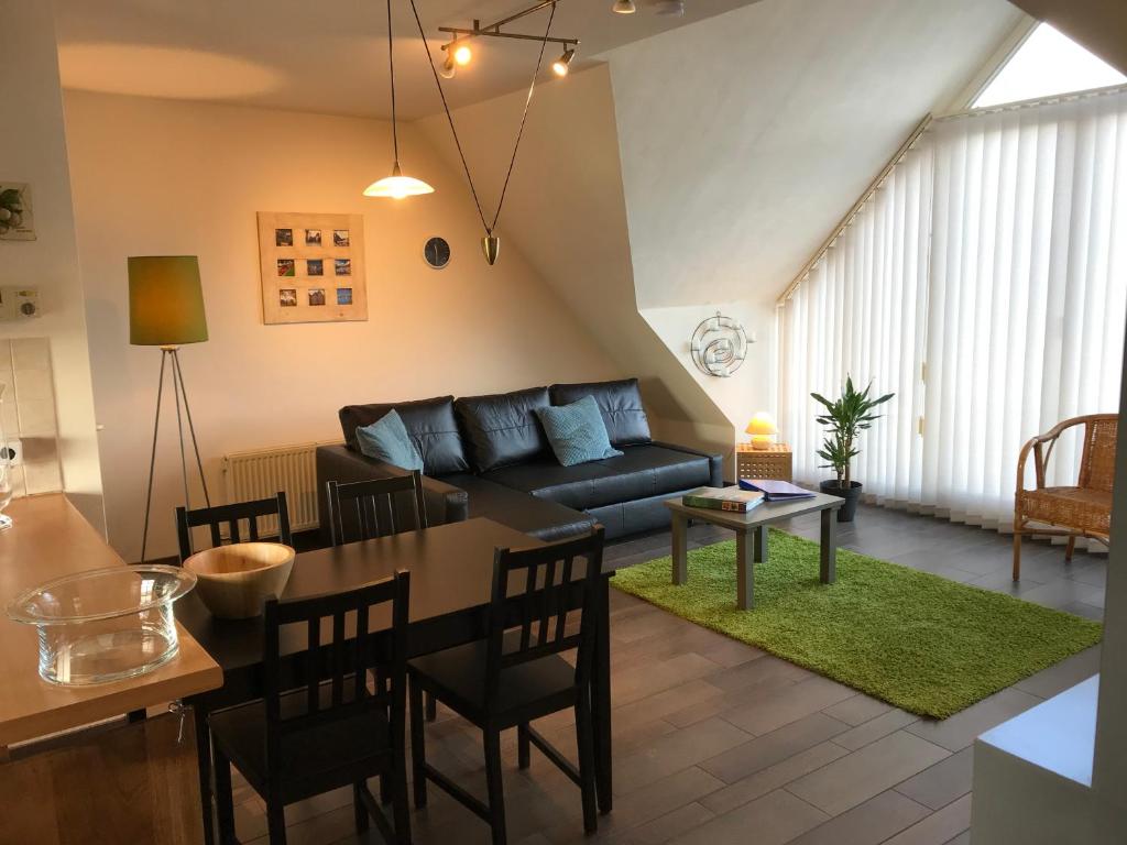 Comfortabel dakappartement met zicht op jachthaven的休息区