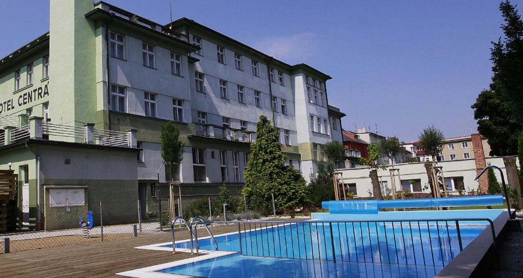 克拉托维中央健康酒店的大楼前设有游泳池的酒店