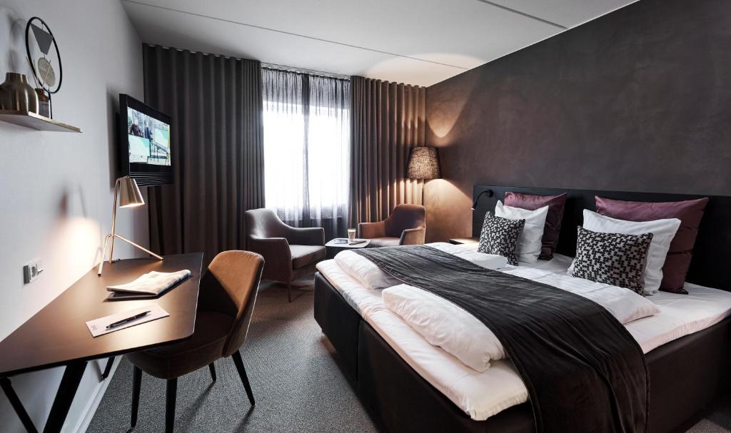 斯楚厄斯楚厄豪华酒店的酒店客房设有一张大床和一张书桌。