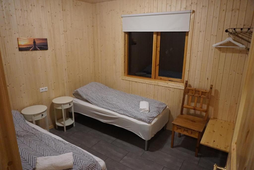 劳加尔瓦特恩米德尔思科度假屋的小房间设有床、椅子和窗户