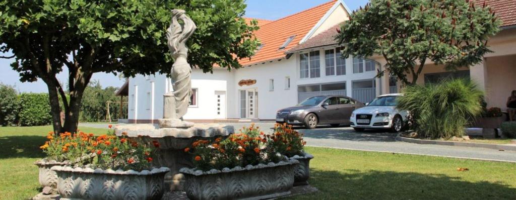 库蒂纳LONJSKI DVORI的一座房子前面花园中的雕像