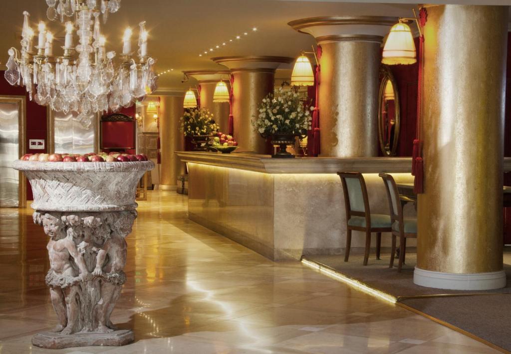 门多萨恒达拉酒店的大堂配有桌椅和吊灯。