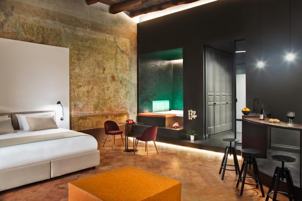 那不勒斯Artemisia Domus - Centro Storico的卧室配有一张床、一张桌子和椅子