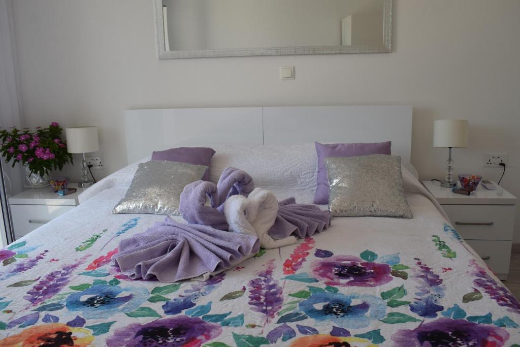 赫瓦尔Villa Zorana hostel的床上有毯子