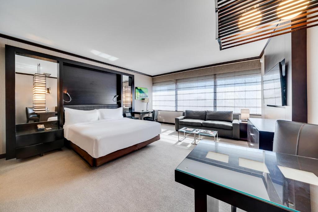 拉斯维加斯维达拉喷气奢华酒店的一间卧室设有一张床和一间客厅。