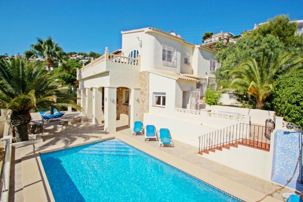 特乌拉达Casa del Campo - sea view villa with private pool in Moraira的游泳池别墅的图象