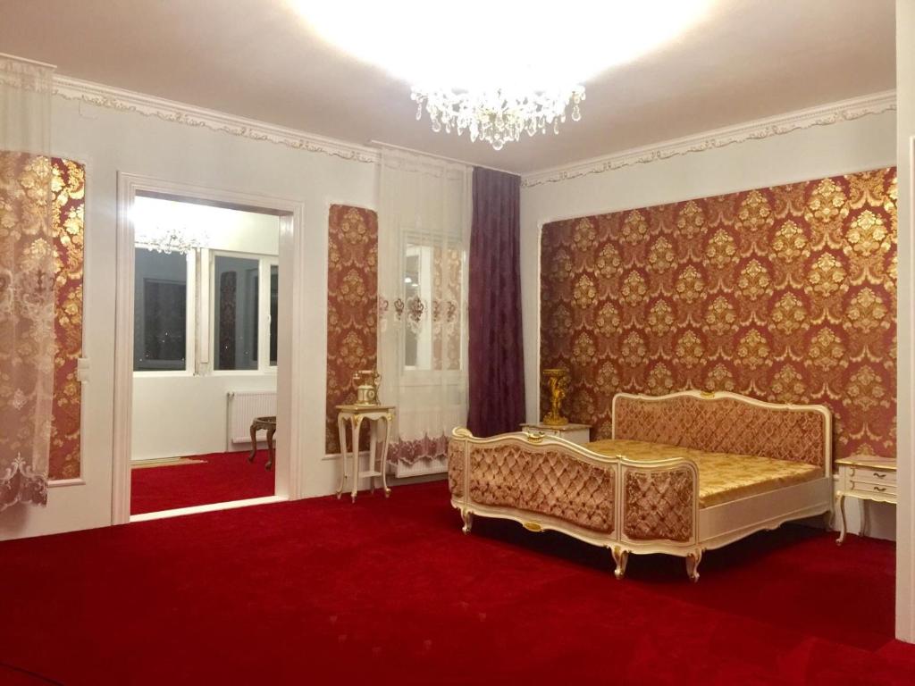 米尔茨楚施拉格Lambach Villa的一间卧室配有一张床,铺有红色地毯