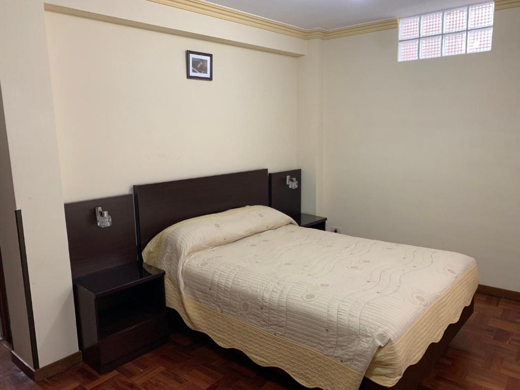 拉巴斯阿兰达维斯塔住宿加早餐旅馆的一间小卧室,配有床和窗户